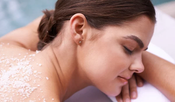 Το πανεύκολο scrub σώματος με αλάτι που θα σε ενθουσιάσει