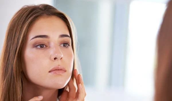 Πώς θα φύγουν τα μαύρα στίγματα; 3 βήματα που χρειάζεται να ακολουθήσεις