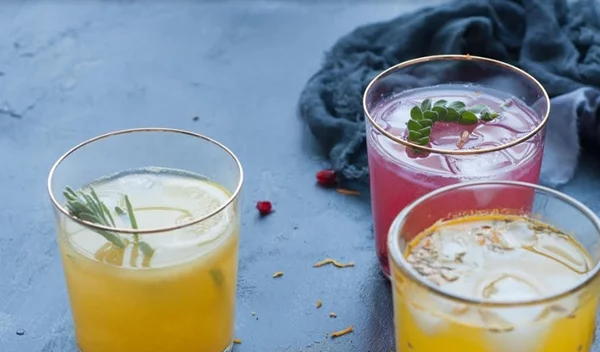 Τρεις συνταγές για χωνευτικά ποτά-mocktails για τις γιορτές