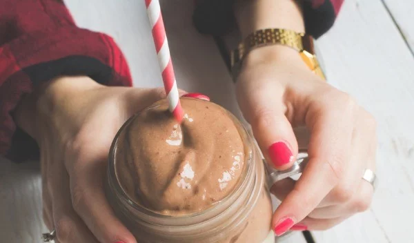 Smoothie με φυστικοβούτυρο, μπανάνα και σοκολάτα υγείας