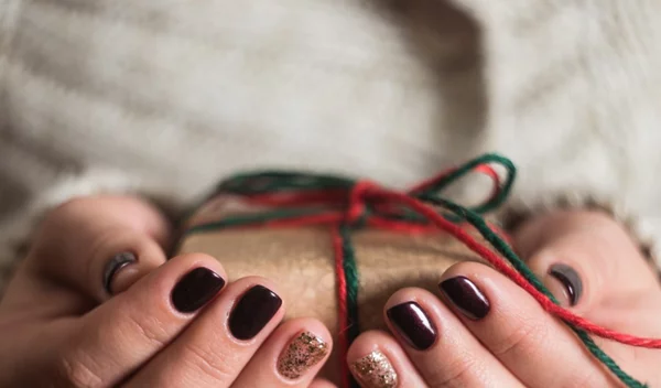 Δεν έχεις δει ωραιότερες ιδέες για χριστουγεννιάτικα νύχια 2019