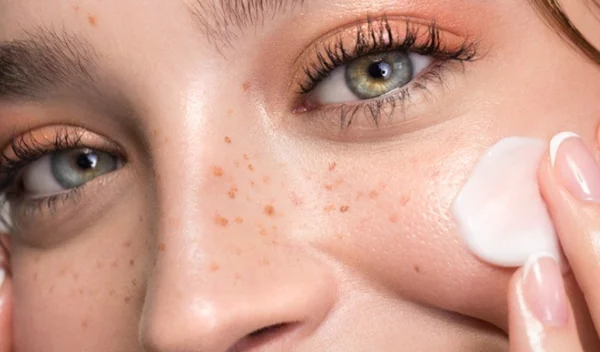 Τα 13 φυσικά συστατικά που φροντίζουν το δέρμα: Τι να επιλέξεις για την κρέμα προσώπου σου;