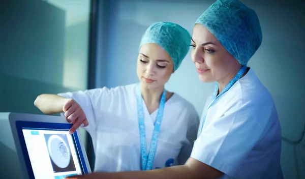 Εξωσωματική γονιμοποίηση: Η πρόοδος και όσα έχουν αλλάξει μέσα στις 4 δεκαετίες της μεθόδου