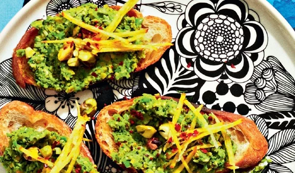 Κροστίνι με φιστίκια και αρακά: Τέλειο και ελαφρύ πιάτο για βράδυ