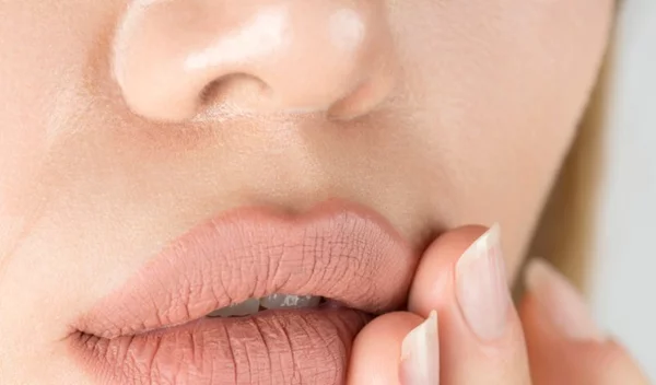 Άφθες στο στόμα: Τι είναι και πώς θα φύγουν πιο γρήγορα