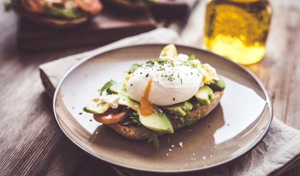 Πώς θα φτιάξεις αβοκάντο τοστ με αβγά ποσέ