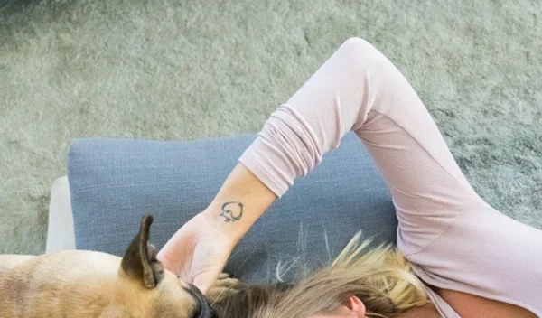 «Ο σκύλος μου δαγκώνει»: Πότε είναι για πλάκα, πότε να ανησυχήσεις και τι να κάνεις;