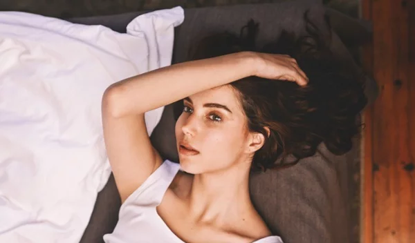 Δεν κοιμάσαι καλά; Ο ρόλος της μελατονίνης και άλλες φυσικές λύσεις για καλό ύπνο