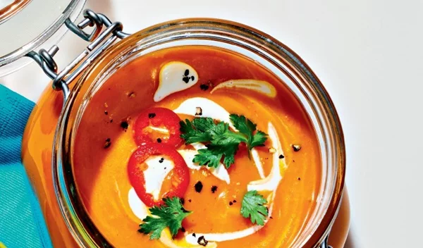 Ταϊλανδέζικη σούπα με κάρυ, καρύδα και κολοκύθα για να πάρεις μαζί σου