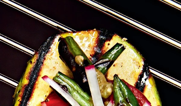 Συνταγή για σαλάτα με αβοκάντο, salsa verde και στρογγυλά φασολάκια