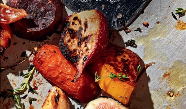 Συνταγή για ψητά λαχανικά με τραγανό προσούτο και φρέσκα σύκα