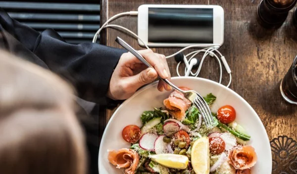 6 συνήθειες για να κάνεις στ'αλήθεια ισορροπημένη διατροφή