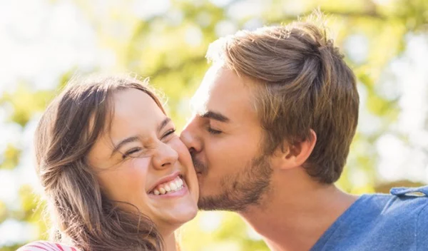 Ημέρα για φιλιά! Πώς τα φιλιά κάνουν καλό στην υγεία μας