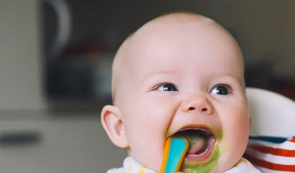 Εισαγωγή στερεών τροφών στο μωρό: Η διαιτολόγος Σταυρούλα Κρίκη μας βοηθά με βασικές οδηγίες