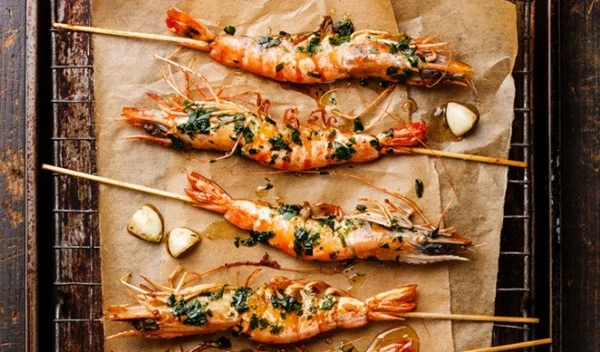 Συνταγή για ψητές γαρίδες με την αρωματική salsa verde