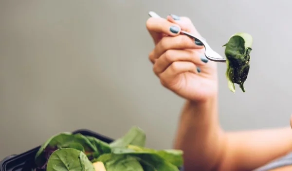 Τι τρώει σε μια μέρα μια oλιστική σύμβουλος υγείας; Αυτή είναι η ιδανική διατροφή