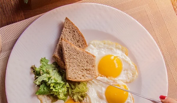 Πόσα αυγά κάνει να τρώμε τελικά μέσα στην εβδομάδα;