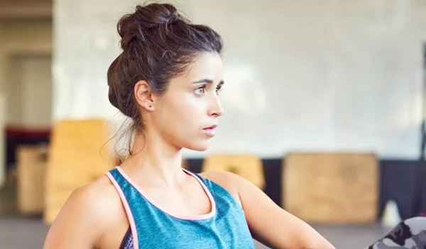 Κάνε αυτές τις ασκήσεις με medicine ball για γράμμωση στην κοιλιά