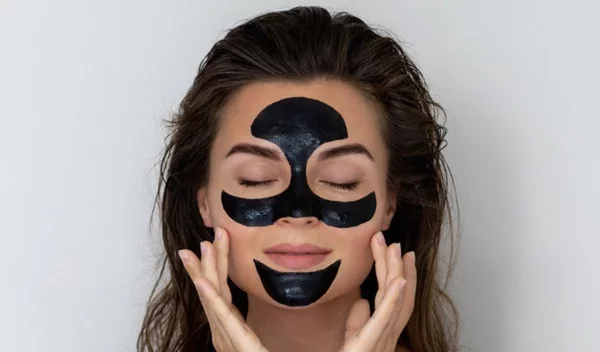 Μαύρη μάσκα προσώπου: 4 επιλογές με ενεργό άνθρακα για τέλεια επιδερμίδα