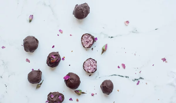 Ενυδατικά τρουφάκια καρύδας με σμέουρο και τριαντάφυλλο