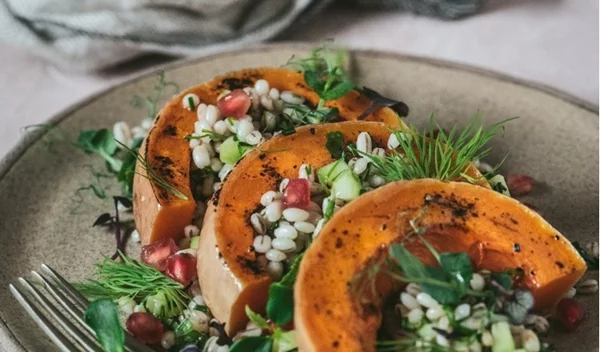 Σαλάτα με κολοκύθα ψητή, κριθάρι και φρέσκα μυρωδικά