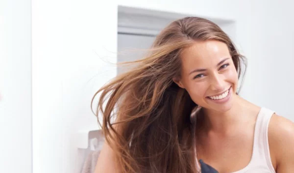 Μυστικά για ίσια μαλλιά σαν του κομμωτηρίου