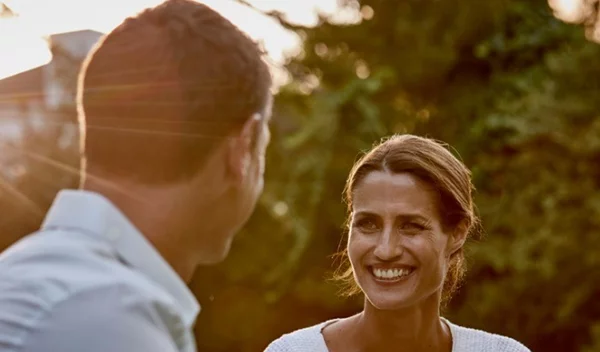 Τα 10 προφανή σημάδια ότι σε φλερτάρει