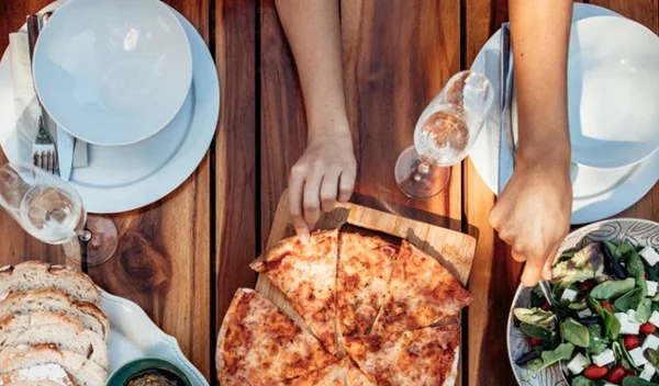 Τι να κάνω όταν τρώω πολύ; Να πώς θα ξεπεράσεις το food hangover