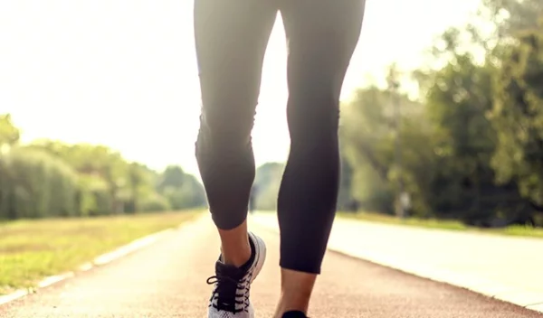 H άσκηση για να σμιλεύσεις μηρούς και το πρόγραμμα για περπάτημα με στόχο την απώλεια λίπους