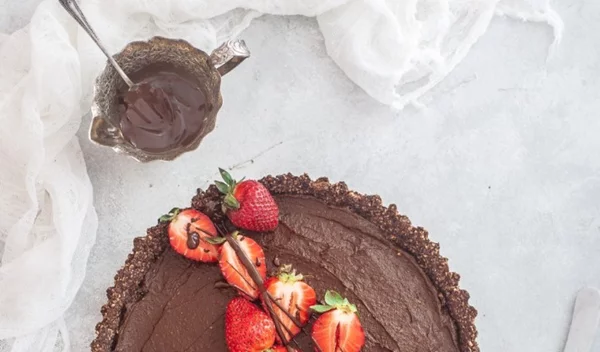 Νηστίσιμα γλυκά: Τάρτα σοκολάτας με αβοκάντο και γλυκοπατάτα