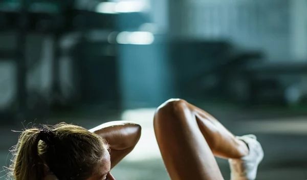 Kayla Itsines: Οι top ασκήσεις για κοιλιακούς χωρίς όργανα ή εξοπλισμό