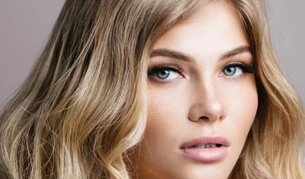 Επιμελώς ατημέλητα μαλλιά: 4 συμβουλές για να τα πετύχεις από τον hair expert