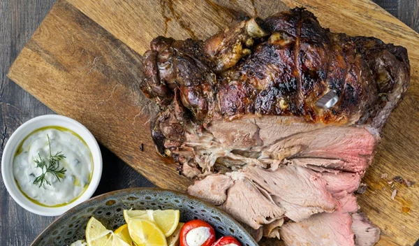 Πασχαλινό τραπέζι: Γιατί ΔΕΝ πρέπει να μαζευτούμε παρέες