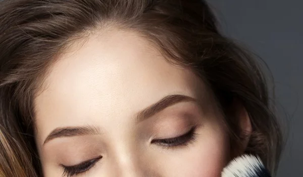 Φυσικό λίφτινγκ προσώπου με μακιγιάζ: Δες πώς θα το κάνεις σωστά