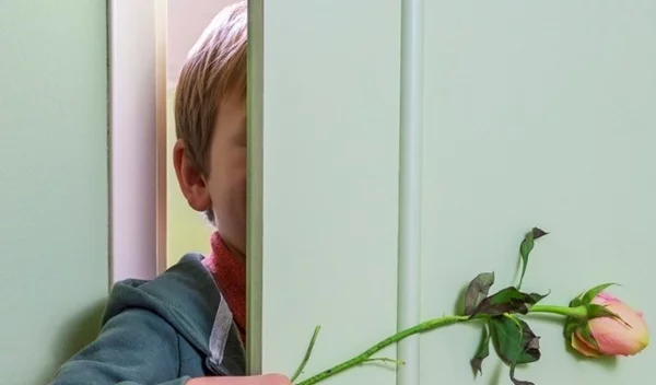 Πώς θα μάθει το παιδί να ζητά συγνώμη; Οι συμβουλές της ειδικού θα σε βοηθήσουν