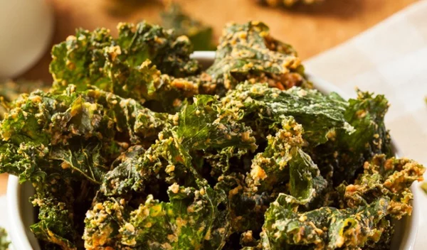 Σπιτικά kale τσιπς με «τυρί»: Πώς θα φτιάξεις μόνη σου το αλμυρό vegan σνακ