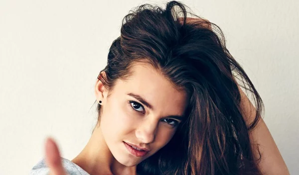 Η απλή μέθοδος για να προλάβεις την ψαλίδα στα μαλλιά