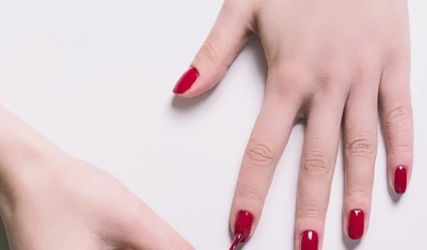 Φουσκάλες στο μανικιούρ; Να πώς βάφεις λάθος τα νύχια σου