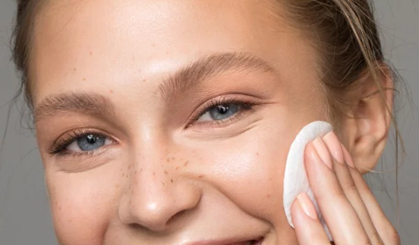 Καλλυντικά από το φαρμακείο: Τι είναι τα δερμοκαλλυντικά; Γιατί να αλλάξεις ρουτίνα περιποίησης;