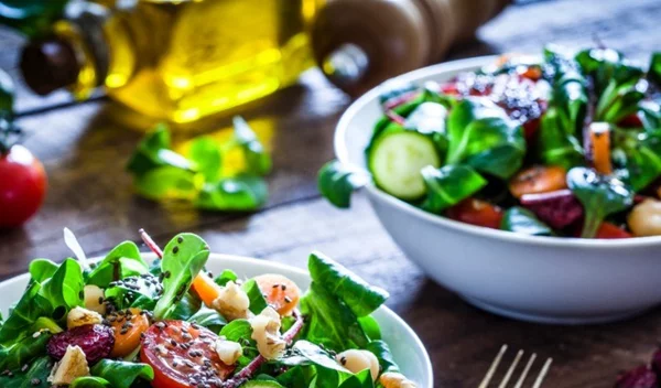 Τι είναι η δίαιτα Whole30; Ποια τα οφέλη της και ποιες τροφές (δεν) περιλαμβάνει;