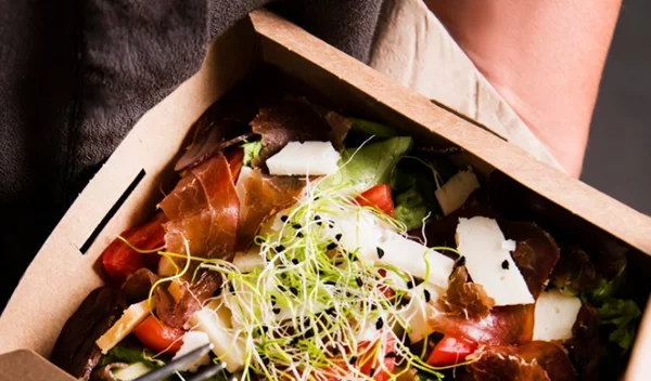 Πώς θα μάθεις να τρως πιο υγιεινά συνειδητά; Οι 4 τεχνικές του mindful eating