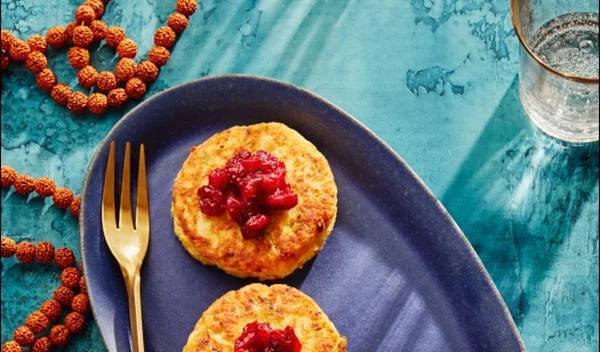 Συνταγή για τσάτνεϊ cranberry και latkes (πιτούλες) με κουνουπίδι