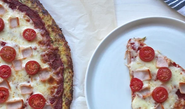 Πίτσα με βάση το κολοκυθάκι για ένα light και θρεπτικό αποτέλεσμα