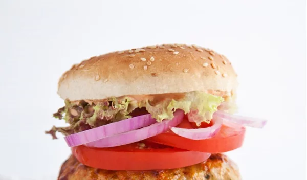 Μπέργκερ γαλοπούλας: Ένα υγιεινό μπέργκερ με πολλά «κρυμμένα» λαχανικά