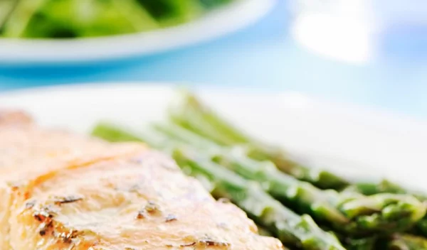 Σου αρέσει ο σολομός; Δοκίμασε τότε αυτή τη συνταγή για σολομό με σπαράγγια