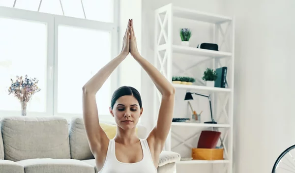 Αυτό το δεκάλεπτο πρόγραμμα γιόγκα αρκεί για να ηρεμήσετε το σώμα και το μυαλό σας