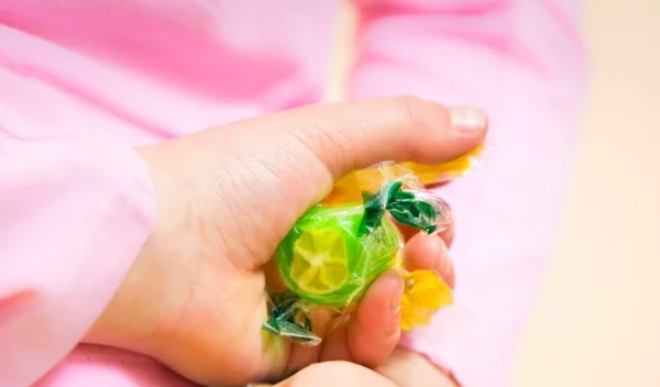 Ανακάλυψες ότι το παιδί σου κλέβει; Τι μπορεί να σημαίνει και τι θα μπορούσες να κάνεις