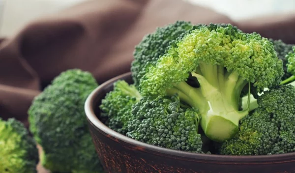 Στικς λαχανικών για σνακ: Φτιάξε διαφορετικά μπαστουνάκια από ωμό μπρόκολο