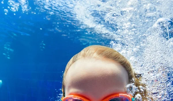 Τα οφέλη από το κολύμπι: Μάθε σε 3' γιατί αξίζει να πας το μικρό σου στο κολυμβητήριο