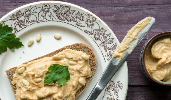 Τοστ με χούμους: 4 διαφορετικοί συνδυασμοί για να απολαύσεις το "νέο" πρωινό